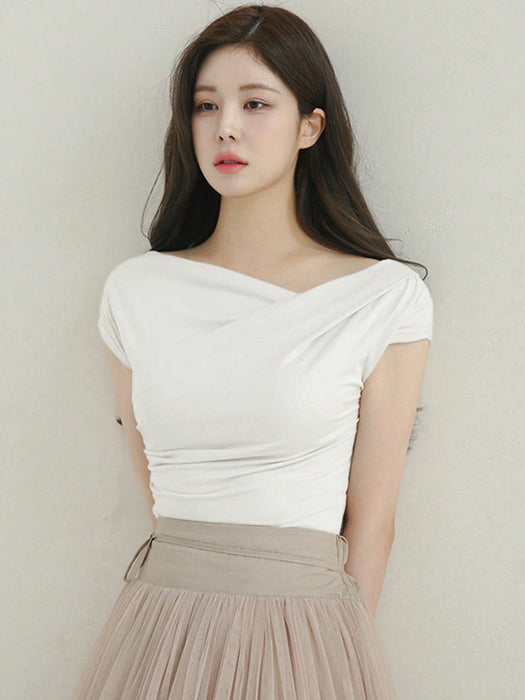 SHEIN DAZY Camiseta de manga corta con cuello asimétrico plisado, ajuste ceñido, estilo preppy