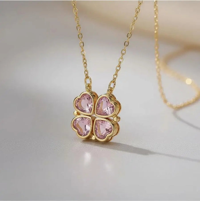 Collar con dije de trébol de cuatro hojas formado por corazones
