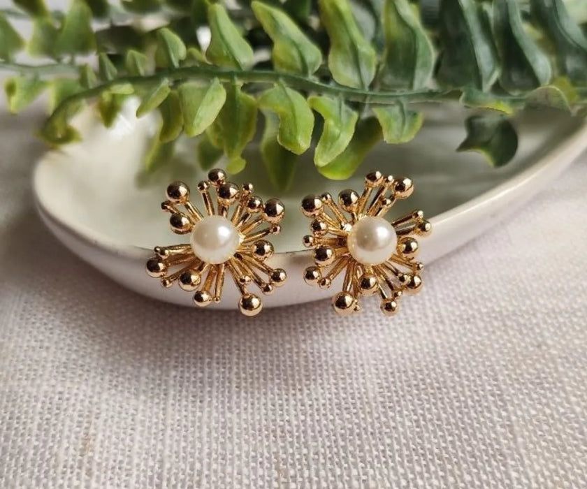 Pendientes con forma de rayos de sol dorados y perlas para fiestas y eventos