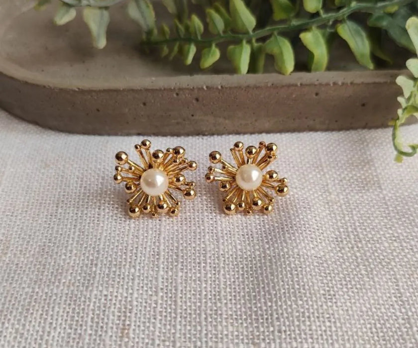 Pendientes con forma de rayos de sol dorados y perlas para fiestas y eventos