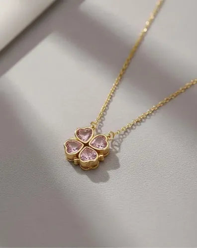 Collar con dije de trébol de cuatro hojas formado por corazones
