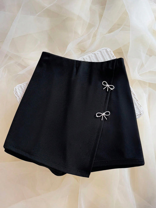 SHEIN Firerie Plus Size Pantalón corto básico para mujer con lazo asimétrico y adornos de pedrería