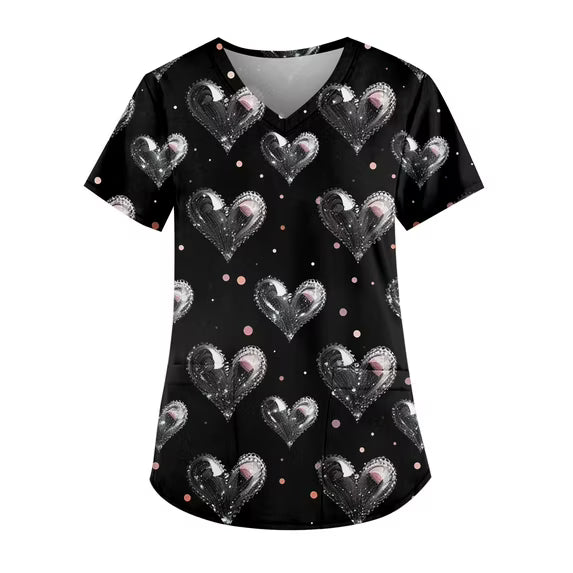 Uniforme de enfermería con mangas cortas, cuello en V y estampado de corazones