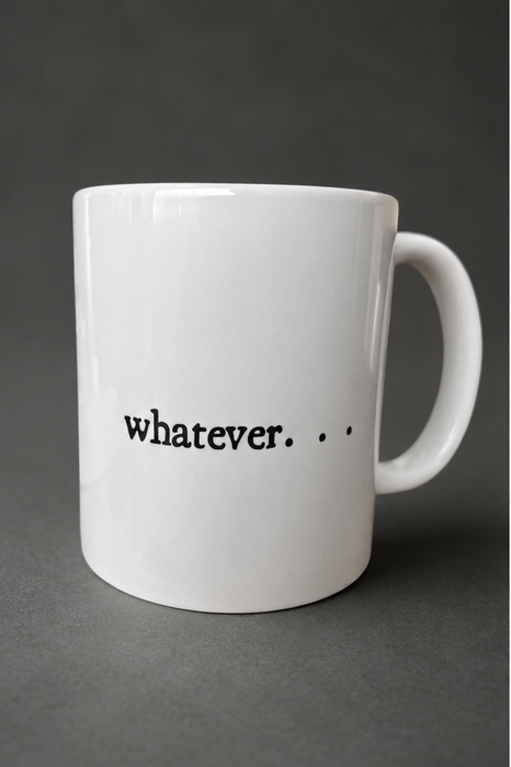 Taza de café bonita con estampado Whatever