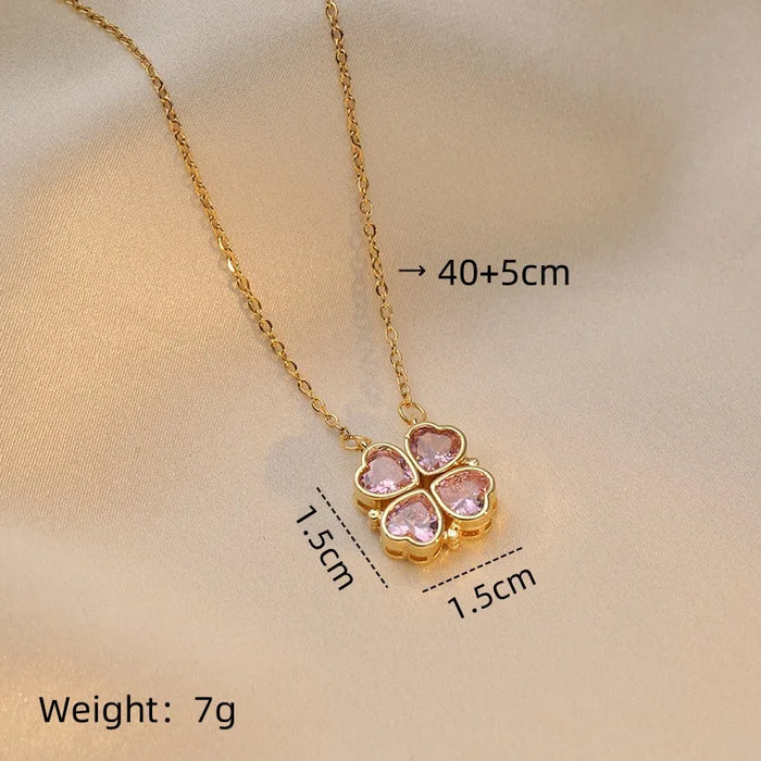 Collar con dije de trébol de cuatro hojas formado por corazones