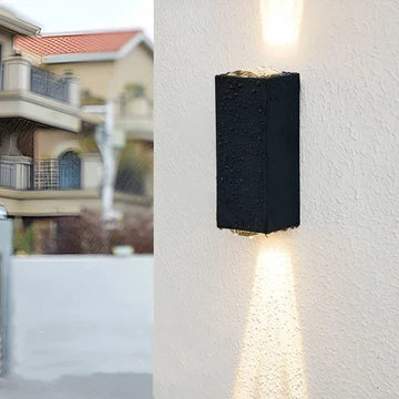 Aplique de pared LED impermeable para exteriores con 3 haces de luz.