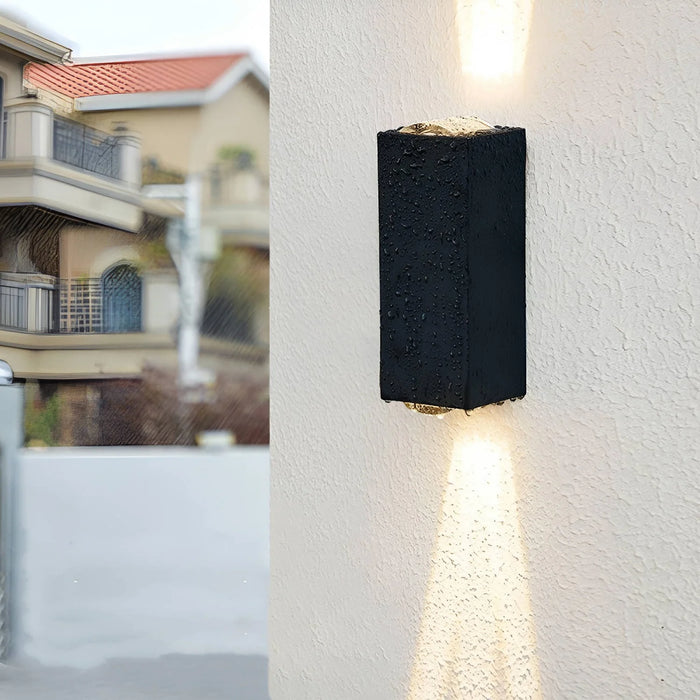 Aplique de pared LED impermeable para exteriores con 3 haces de luz.