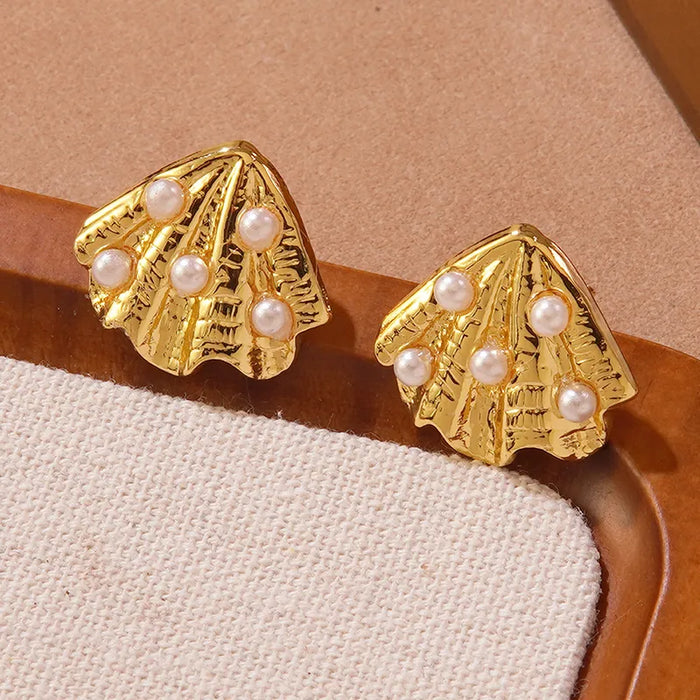 Un par de pendientes de mujer con un estilo bohemio francés y americano