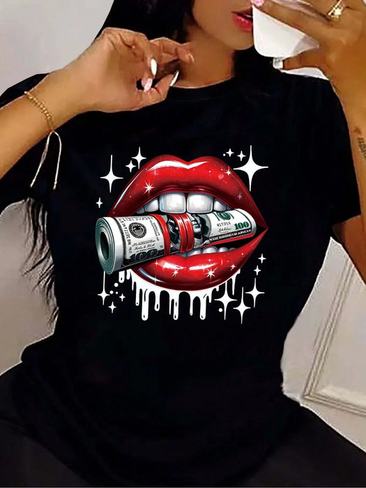 Camiseta informal de manga corta con cuello redondo y estampado de labios rojos.