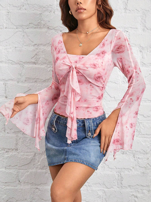 Camiseta transparente de manga acampanada con estampado floral y lazo frontal para mujer