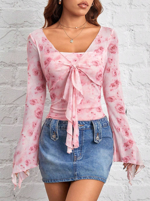 Camiseta transparente de manga acampanada con estampado floral y lazo frontal para mujer