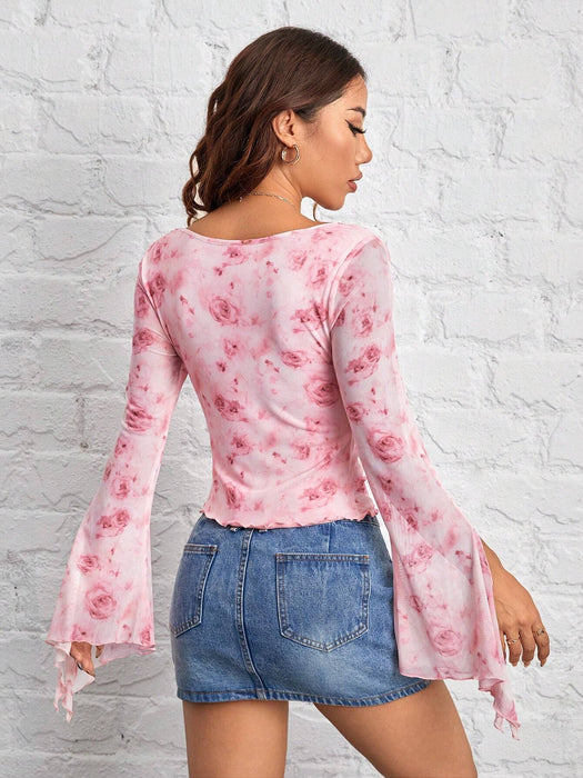 Camiseta transparente de manga acampanada con estampado floral y lazo frontal para mujer