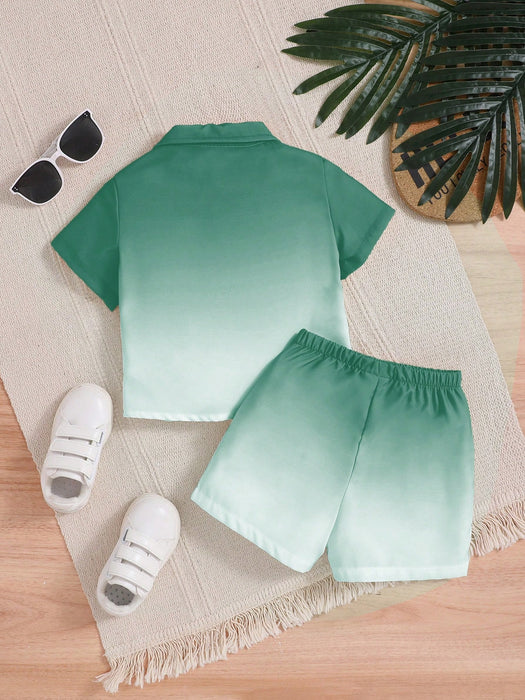 Shein Set de 2 piezas de top de manga corta y shorts con efecto degradado para niño