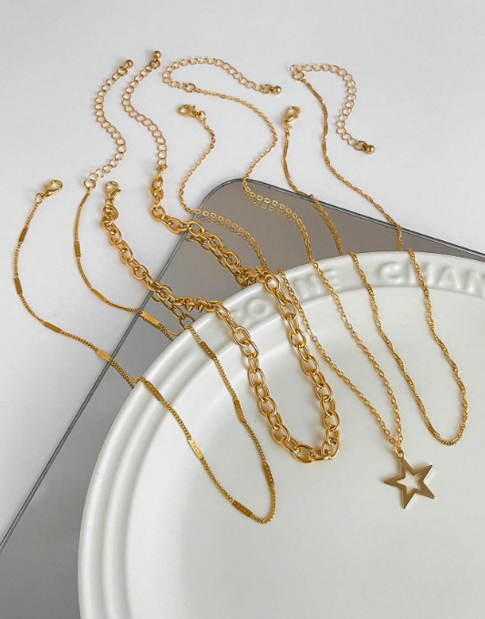 Shein Goth 4 piezas Conjunto de joyas con collar de cadena con colgante de estrella estilo punk dorado de moda