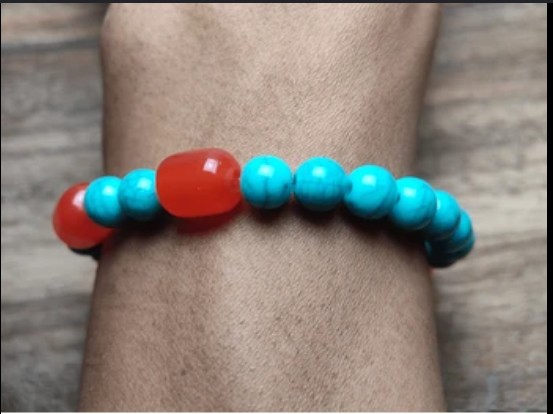 Pulsera con cuentas y elementos coloridos.