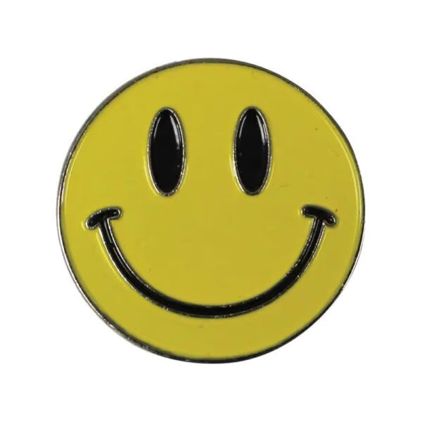 Insignias metálicas con caritas sonrientes