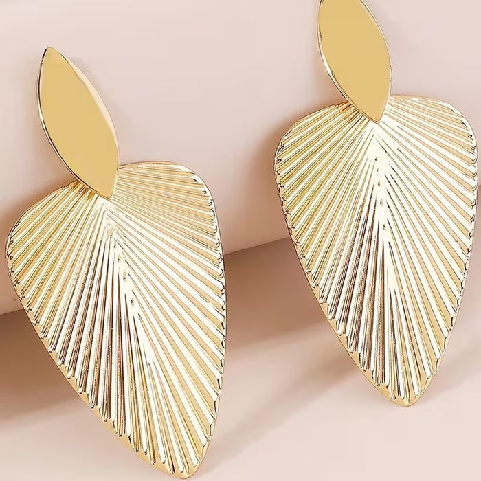 SHEIN Un Par de Aretes Colgantes de Moda para Mujer en Formas de Hojas