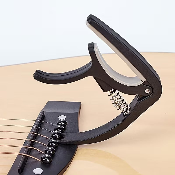 Un clip de afinador de guitarra de nailon, perfecto para guitarras acústicas, clásicas, eléctricas y ukuleles