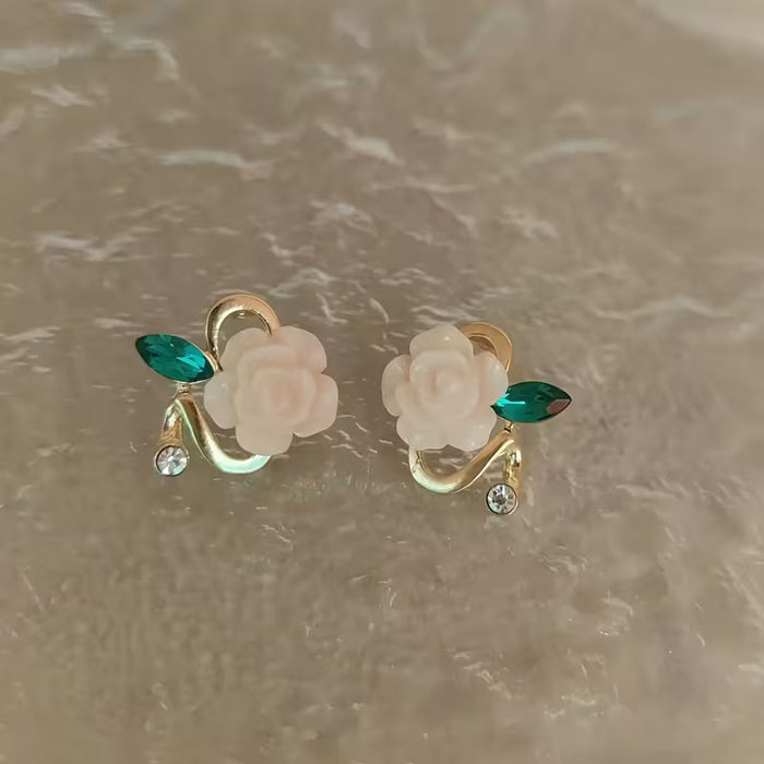Un par de elegantes pendientes de flores de circonita sintética