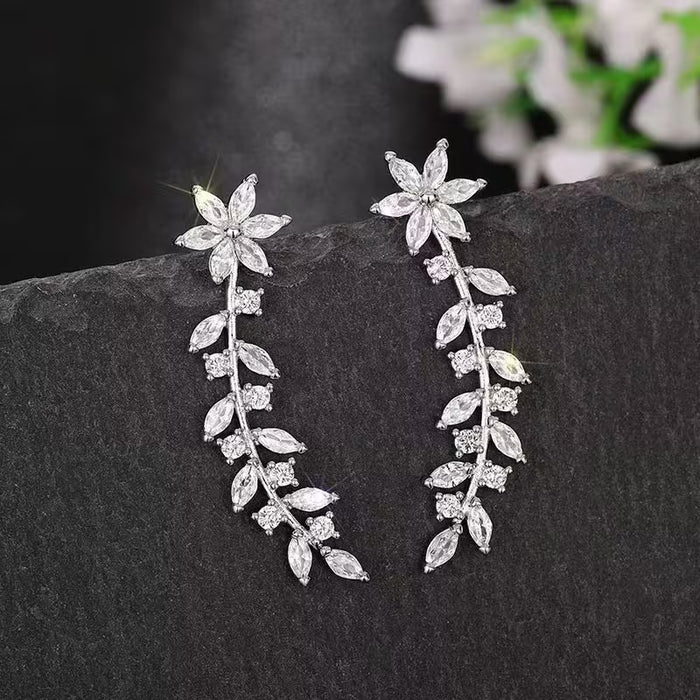 Pendientes de gancho modernos para mujer con un elegante diseño de flor y hoja