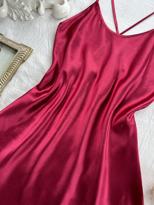 Camisón de Mujer con Tirantes y Cuello Redondo, Diseño Cruzado en la Espalda