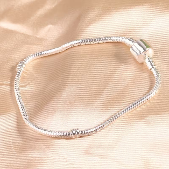 Una pulsera clásica con forma de serpiente plateada para mujer