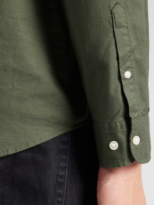 Express Slim Soft Wash Camisa de manga larga con cuello y botones color verde oscuro