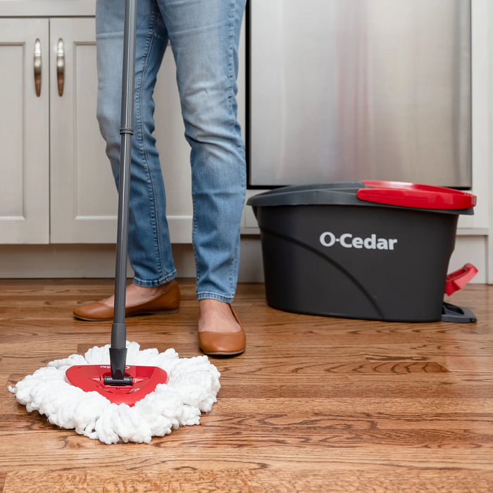 Sistema de trapeador giratorio y cubo O-Cedar EasyWring™