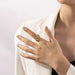 Anillo abierto con un diseño moderno y abstracto; ajustable y elegante - Quierox - Tienda Online