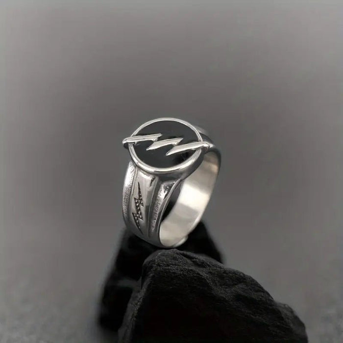 Anillo de Hombre de Aleación con Aceite Negro y Efecto de Envejecimiento de Rayo - Quierox - Tienda Online