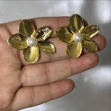 Aretes de flor dorados cuentan con pétalos texturizados y un centro de perla sintética - Quierox - Tienda Online