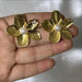 Aretes de flor dorados cuentan con pétalos texturizados y un centro de perla sintética - Quierox - Tienda Online