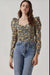 ASTR The Label Top fruncido con estampado floral ditsy marrón y mangas abullonadas - Quierox - Tienda Online