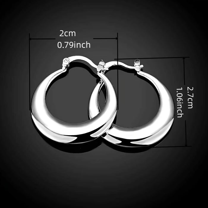 Un par de aretes circulares plateados simples para mujer