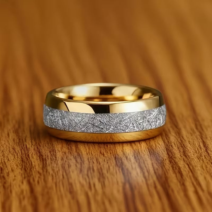 Un elegante anillo unisex de acero inoxidable dorado