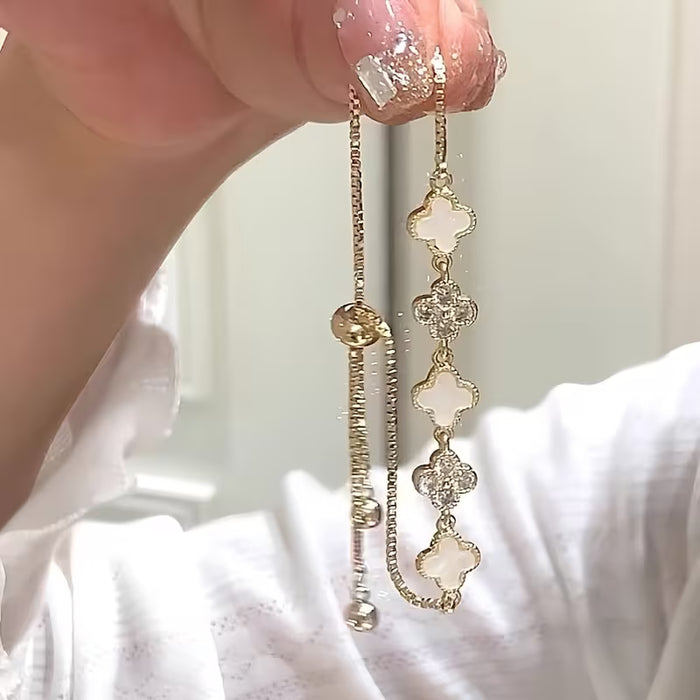 Pulsera dorada de trébol de cuatro hojas con circonita y concha blanca de diseño retro