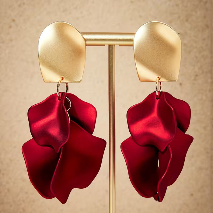 Un par de aretes sexys de estilo japonés y coreano con pétalos de rosas
