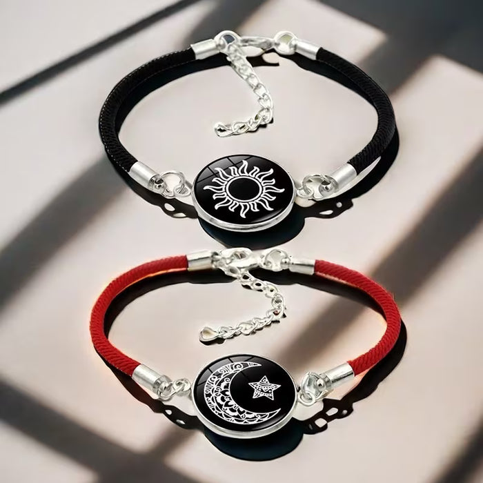 Un conjunto de dos pulseras de pareja con estilo, con el sol, la luna y las estrellas como buenos amigos