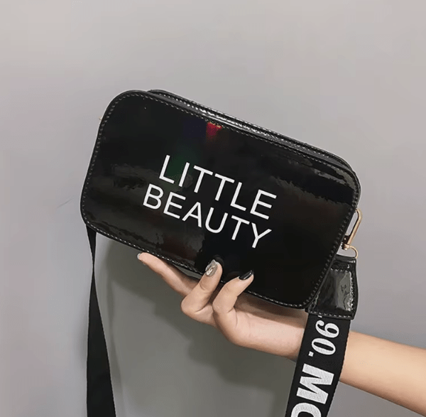 Bolso Cuadrado Con Patrón Láser Y Diseño De Letra, Con Solapa Y Cadena Para Colgar Al Hombro - Quierox - Tienda Online