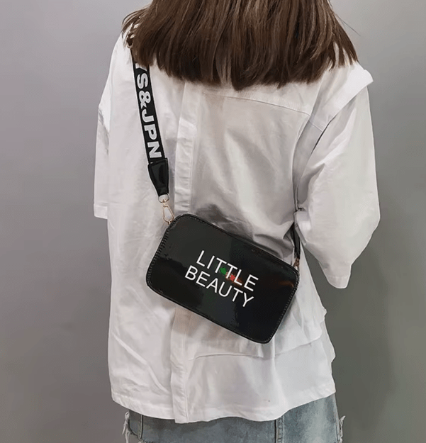 Bolso Cuadrado Con Patrón Láser Y Diseño De Letra, Con Solapa Y Cadena Para Colgar Al Hombro - Quierox - Tienda Online