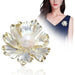 Broche de flor blanca con un centro de perlas blancas y adornos - Quierox - Tienda Online