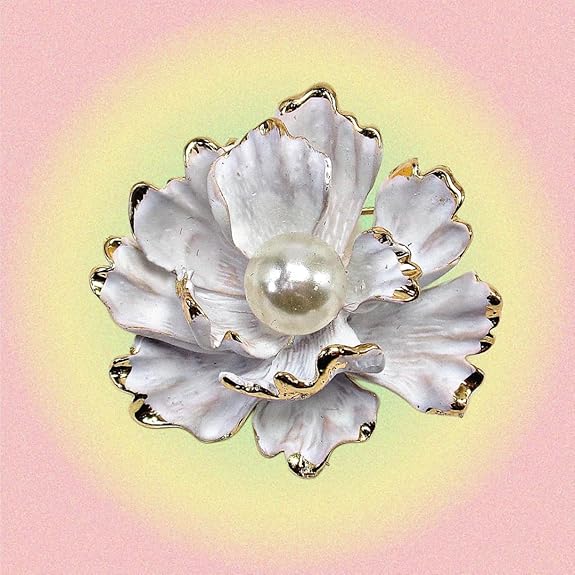 Broche de flor blanca con un centro de perlas blancas y adornos - Quierox - Tienda Online