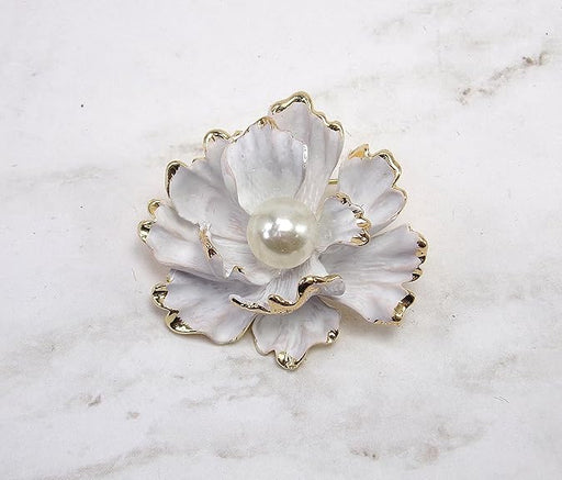 Broche de flor blanca con un centro de perlas blancas y adornos - Quierox - Tienda Online