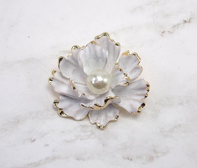 Broche de flor blanca con un centro de perlas blancas y adornos - Quierox - Tienda Online