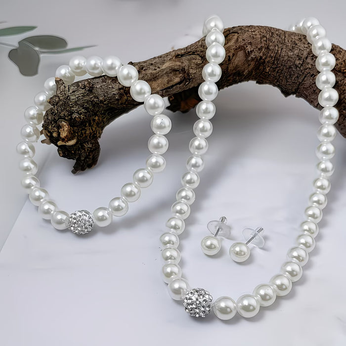 Conjunto de collar de perlas sintéticas, una pulsera y un par de aretes