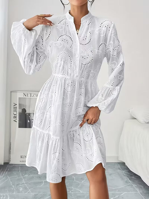 Vestido de mujer elegante con patrón de ojales intrincados, detalle de botón