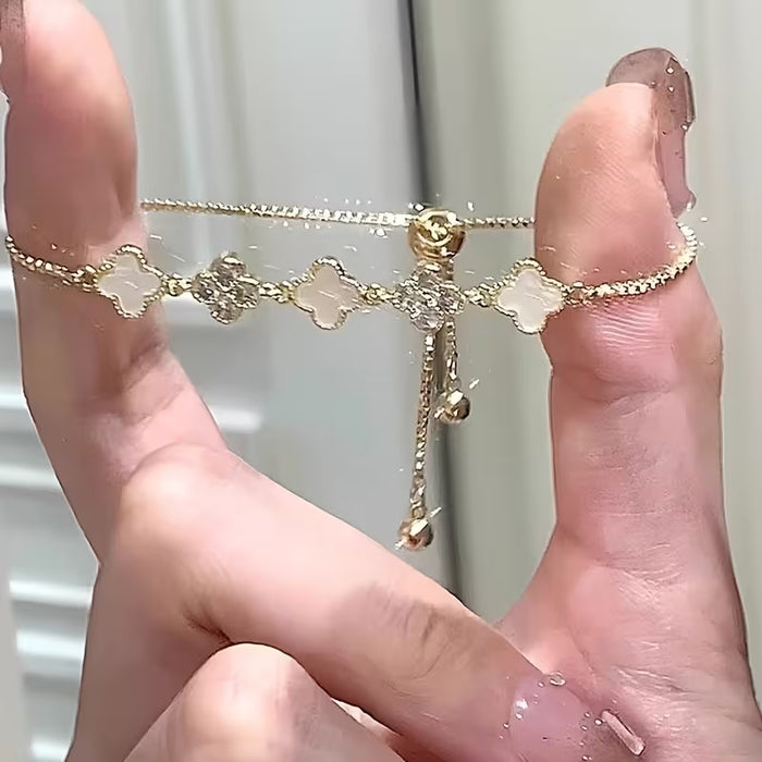 Pulsera dorada de trébol de cuatro hojas con circonita y concha blanca de diseño retro