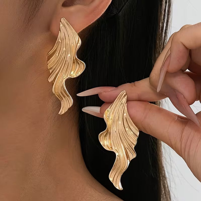 Aretes con textura irregular en forma de hoja