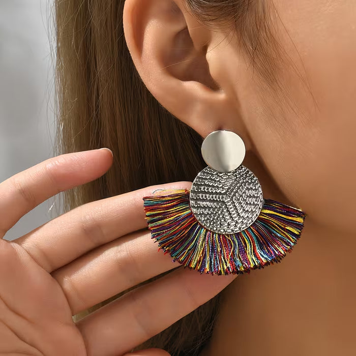 Un par de pendientes creativos hechos a mano con borlas en forma de abanico