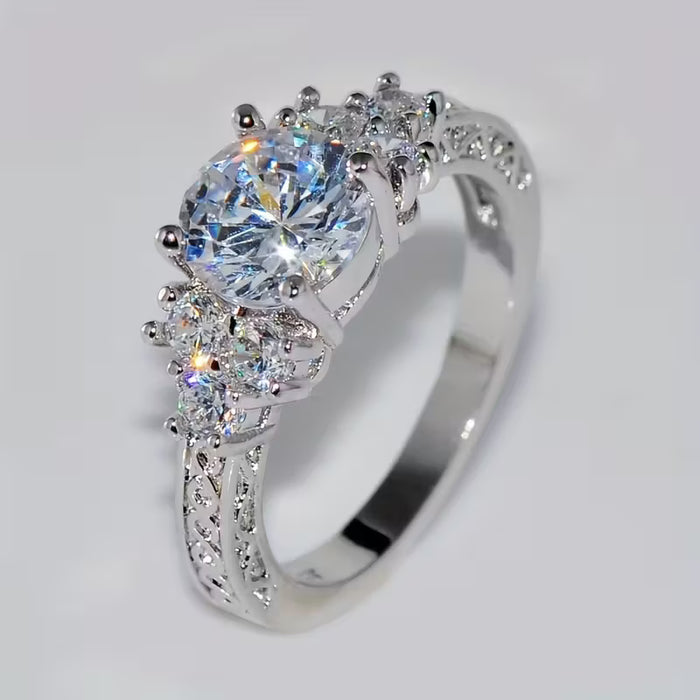Anillo estético para mujer de color plateado con circonita sintética